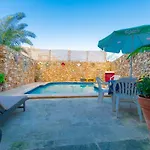 Stunning 3 Bedroom With Pool *