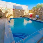 Stunning 3 Bedroom With Pool بيت للعطل