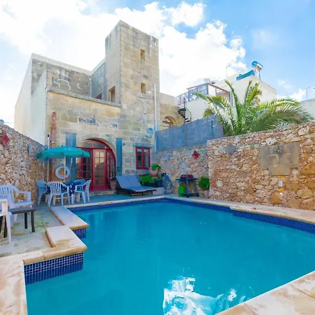 Stunning 3 Bedroom With Pool بيت للعطل *