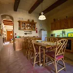 Semesterbostad Stunning 3 Bedroom With Pool