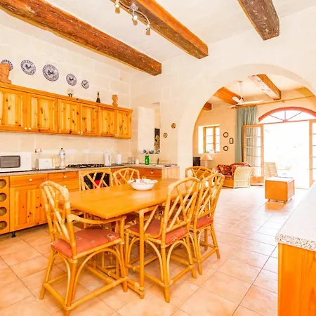 Stunning 3 Bedroom With Pool Дом отдыха Шаара