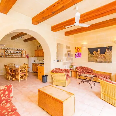 Stunning 3 Bedroom With Pool *