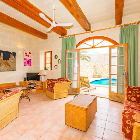 Hébergement de vacances Stunning 3 Bedroom With Pool
