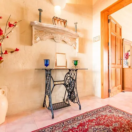 Stunning 3 Bedroom With Pool *