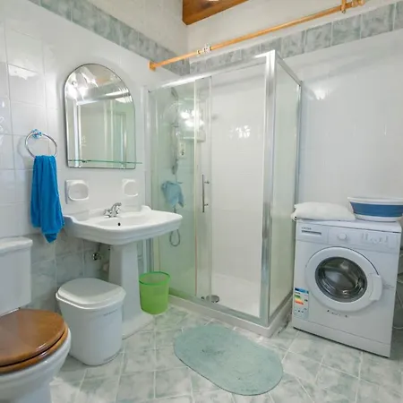 Дом отдыха Stunning 3 Bedroom With Pool Шаара