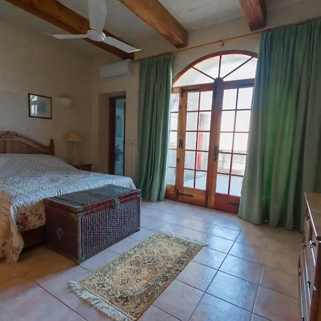 Hébergement de vacances Stunning 3 Bedroom With Pool *