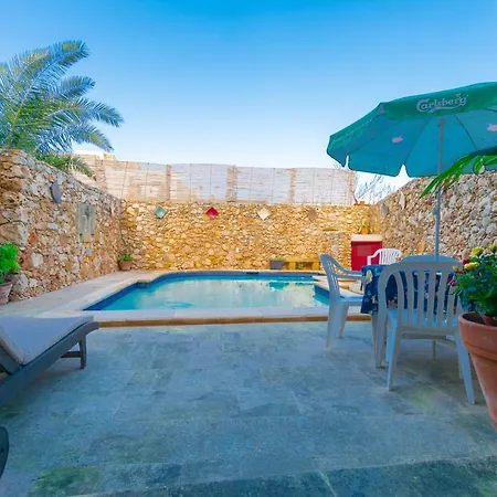 Stunning 3 Bedroom With Pool *