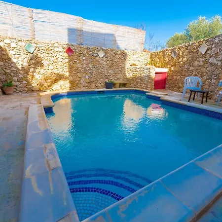 Stunning 3 Bedroom With Pool Hébergement de vacances