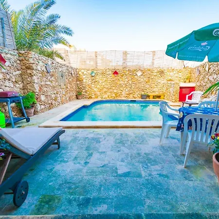 Hébergement de vacances Stunning 3 Bedroom With Pool *