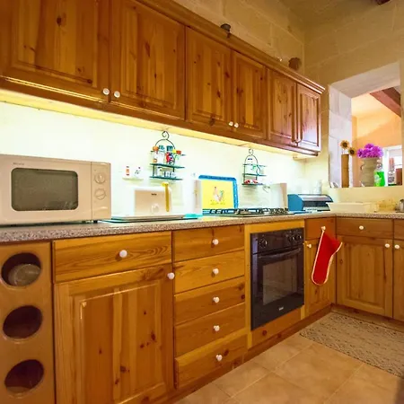 Semesterbostad Stunning 3 Bedroom With Pool