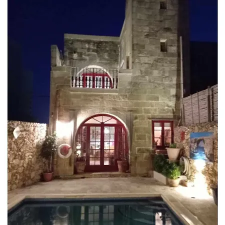 Stunning 3 Bedroom With Pool *